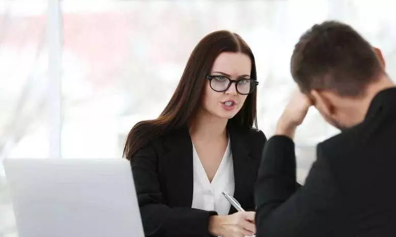 女面試官:什麼東西右手可以拿,左手不可以?男子一句話被錄取