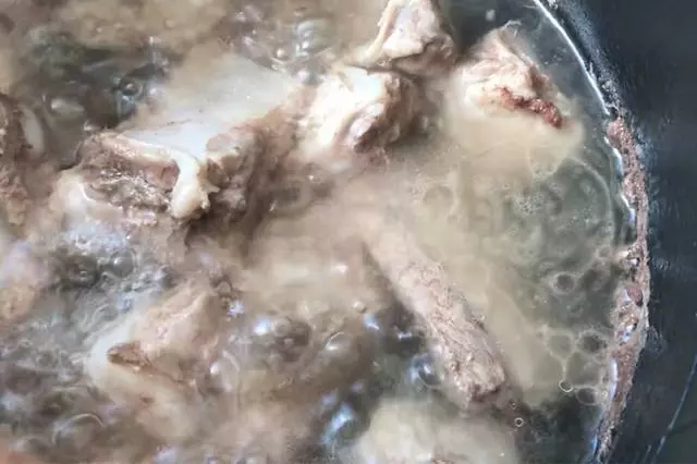 穀雨過後就是夏,煮鍋排骨湯加兩味,袪除濕氣,還能健脾益腎