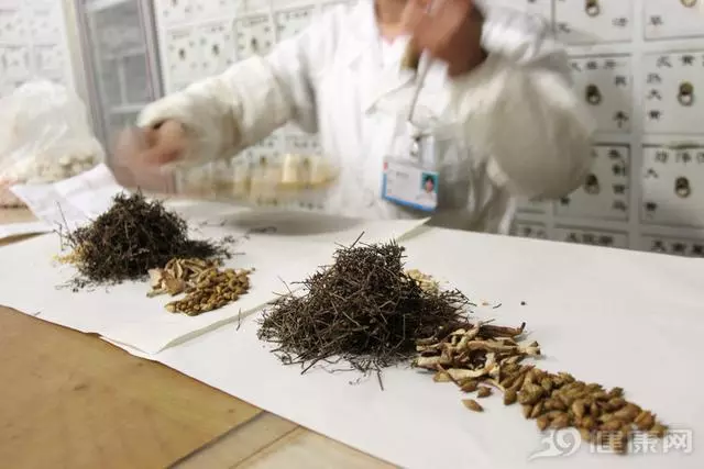 中醫指點:老年人服用中藥,有3件事要注意,別不屑一顧