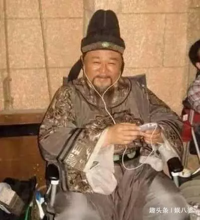 片場休息時,吳謹言在接吻,baby在抽菸,趙麗穎最厲害,劉德華最讓人心疼!