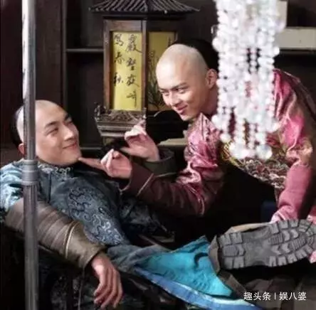 片場休息時,吳謹言在接吻,baby在抽菸,趙麗穎最厲害,劉德華最讓人心疼!