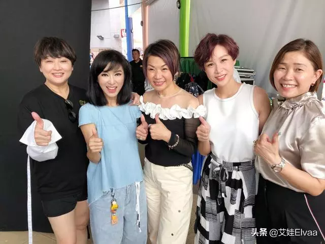 被64歲米雪迷住了,劉海長發甜美又少女,日常穿搭比年輕人還減齡