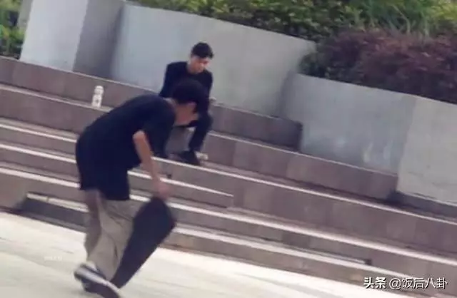 張智霖一家現身滑板場開心過五一,袁詠儀化身「保姆」全程忙不停!