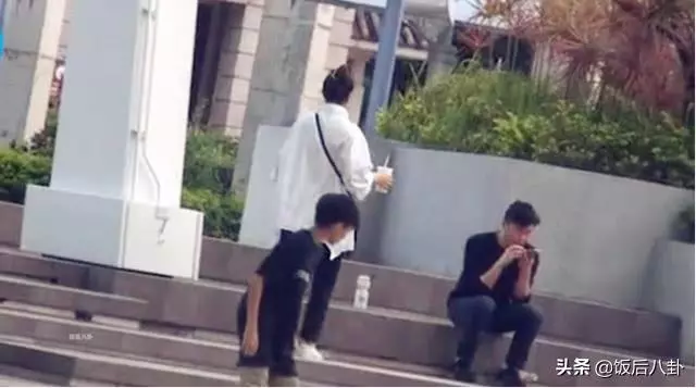 張智霖一家現身滑板場開心過五一,袁詠儀化身「保姆」全程忙不停!