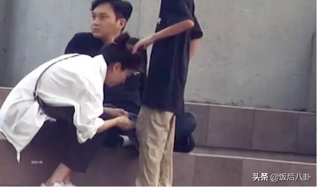 張智霖一家現身滑板場開心過五一,袁詠儀化身「保姆」全程忙不停!