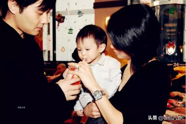張智霖一家現身滑板場開心過五一,袁詠儀化身「保姆」全程忙不停!