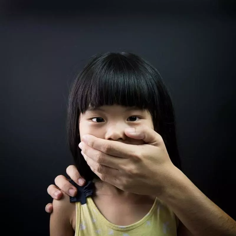 小心「拐童阿桑黨」!阿桑「偷牽孩子手+用身體擋」,家長大喊才放手離開!