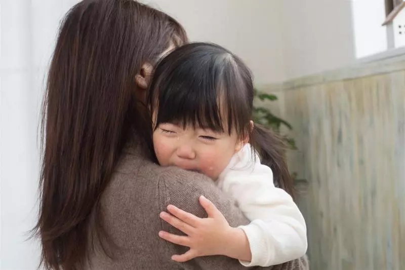 小心「拐童阿桑黨」!阿桑「偷牽孩子手+用身體擋」,家長大喊才放手離開!