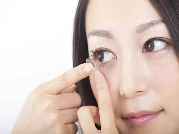 真實案例‼️ 女子戴Contact Lens睡覺, 醒來後眼角膜被『細菌蠶食』, 36小時就可致失明!