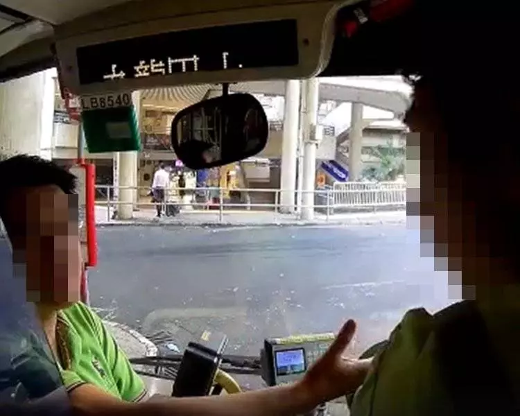 怪男搭巴士拒下車 狂問司機 「你有咩問題?」