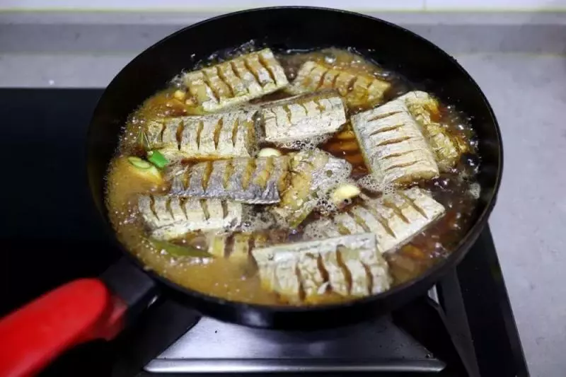 紅燒帶魚:帶魚這樣做,完整不碎還入味,全家大愛