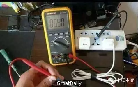 寶寶拿著舔了一下,瞬間全身燒焦電死...這東西每個家庭都有~