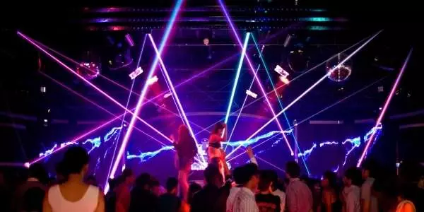 男子在夜店「撿屍成功」心裡超爽,沒想到隔天起床竟在鏡子看到「用口紅寫的這句話」當場嚇到臉色發青!