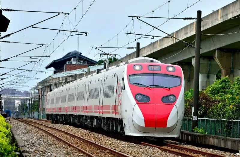 買坐票被逼讓座!大媽一上車狠嗆:要有家教 哲學妹「下一秒溫柔出聲回擊」全車看傻:別惹哲學系