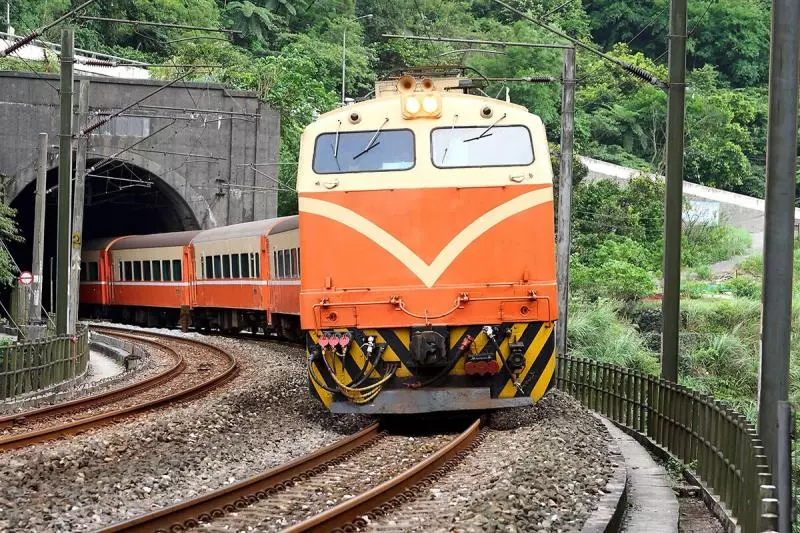 買坐票被逼讓座!大媽一上車狠嗆:要有家教 哲學妹「下一秒溫柔出聲回擊」全車看傻:別惹哲學系