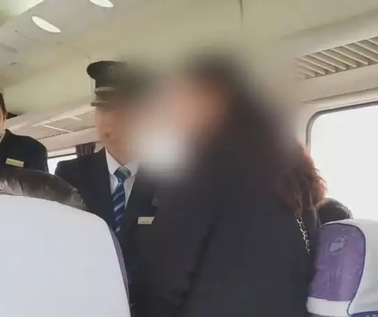 買坐票被逼讓座!大媽一上車狠嗆:要有家教 哲學妹「下一秒溫柔出聲回擊」全車看傻:別惹哲學系