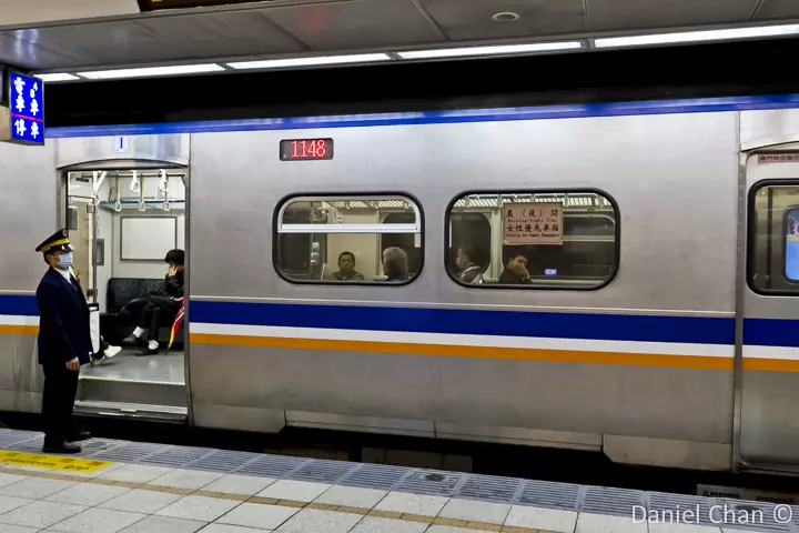 買坐票被逼讓座!大媽一上車狠嗆:要有家教 哲學妹「下一秒溫柔出聲回擊」全車看傻:別惹哲學系