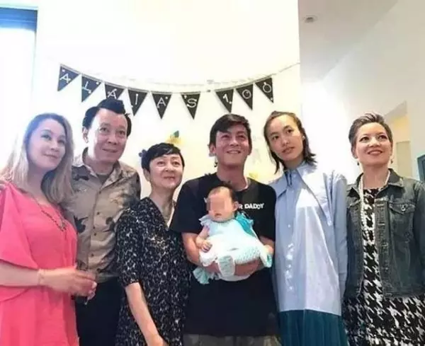 陳冠希老婆首次PO出母女照!如今女兒越大越醜,眼瞇、鼻子扁!網友:玩女兒的下場,如今女兒基因完蛋了!