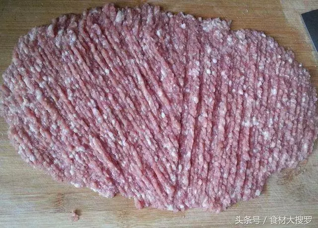 教大家自製午餐肉,味道絕對正,做法也是超級簡單的。..