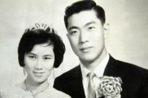 傳奇母親!她40多歲守寡,辛苦養大8女5男,培養13位博士,壽宴上竟請得動「美國前總統柯林頓」!