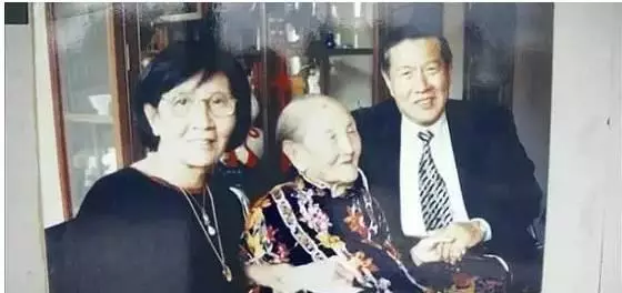 傳奇母親!她40多歲守寡,辛苦養大8女5男,培養13位博士,壽宴上竟請得動「美國前總統柯林頓」!