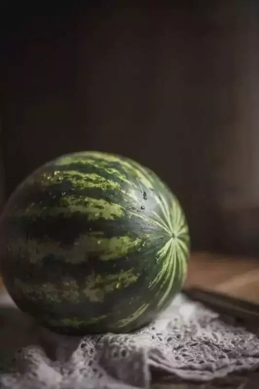 夏天是吃西瓜的好時候!瓜農不外傳的挑選西瓜的方法,「四看一聽」準挑到好瓜!