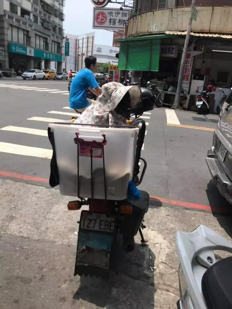 超甜蜜!老伯精心打造「專屬座位」載老伴,「小碎花背影」轉身,全網笑瘋:阿嬤被曬黑啦!