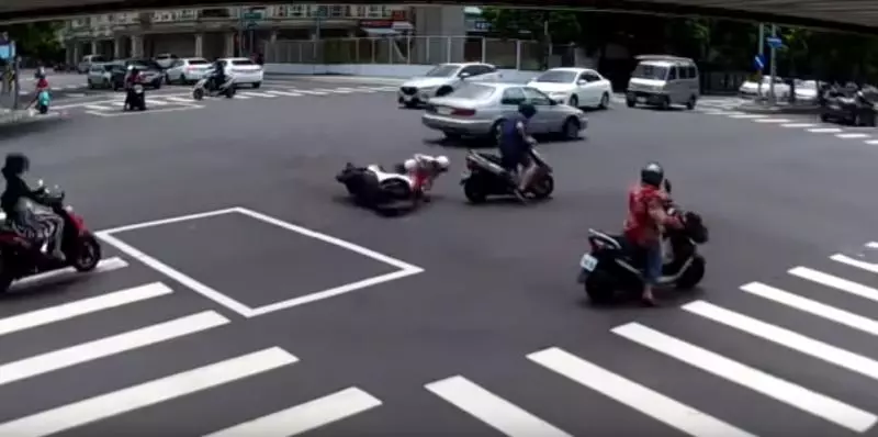 騎士減速禮讓救護車,慘遭2後車追撞!影片曝光...網怒:「後車在睡覺嗎?!」