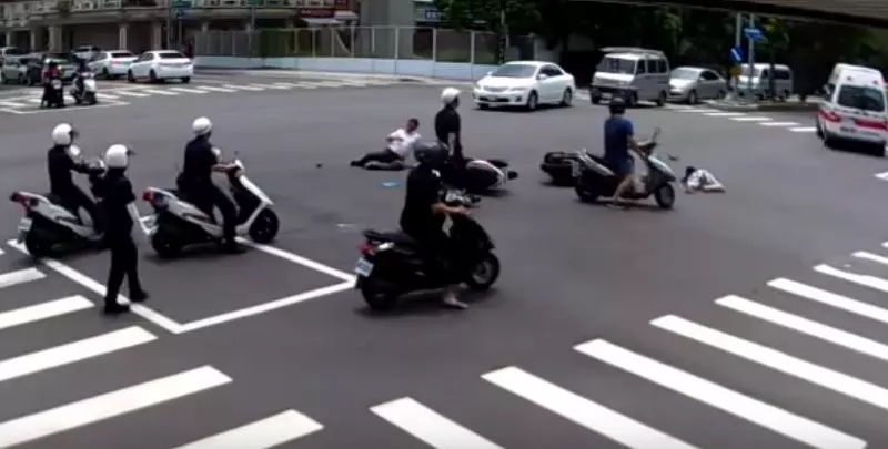 騎士減速禮讓救護車,慘遭2後車追撞!影片曝光...網怒:「後車在睡覺嗎?!」