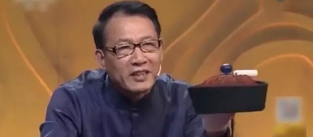 祖傳「官帽」拿去鑑寶,專家用光一照後 嚇得一大跳問:你祖上是何人?