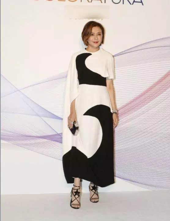林青霞攜兩愛女出席活動,母女三人似姐妹花,艷壓秦嵐關之琳