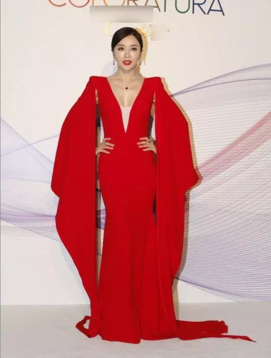 林青霞攜兩愛女出席活動,母女三人似姐妹花,艷壓秦嵐關之琳