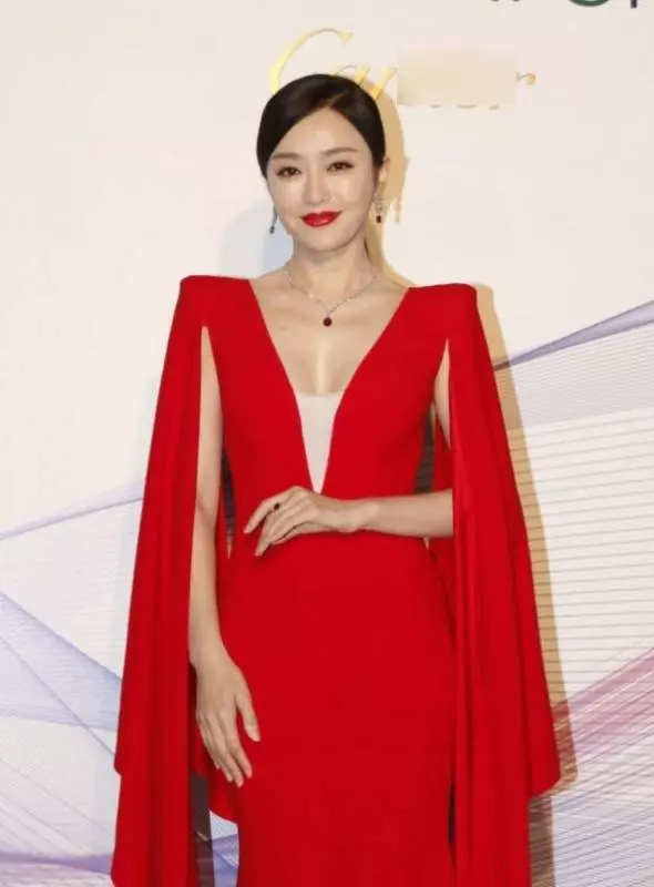 林青霞攜兩愛女出席活動,母女三人似姐妹花,艷壓秦嵐關之琳