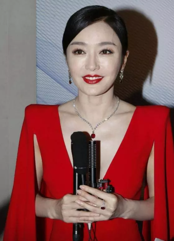 林青霞攜兩愛女出席活動,母女三人似姐妹花,艷壓秦嵐關之琳