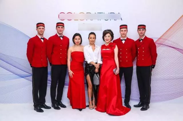 林青霞攜兩愛女出席活動,母女三人似姐妹花,艷壓秦嵐關之琳