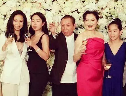 林青霞攜兩愛女出席活動,母女三人似姐妹花,艷壓秦嵐關之琳