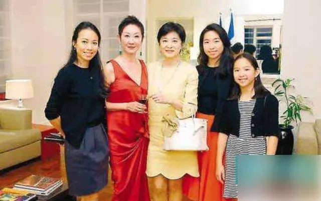 林青霞攜兩愛女出席活動,母女三人似姐妹花,艷壓秦嵐關之琳