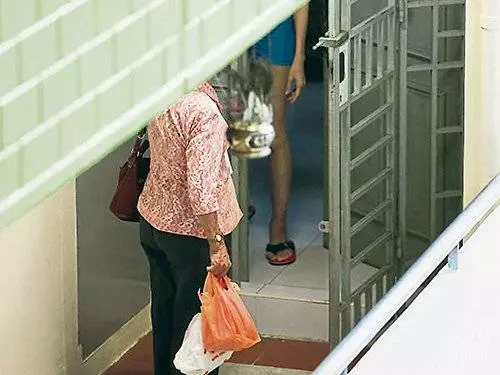 女兒喪夫不出門,老母親天天乘車一小時,敲門三小時求愛女吃飯