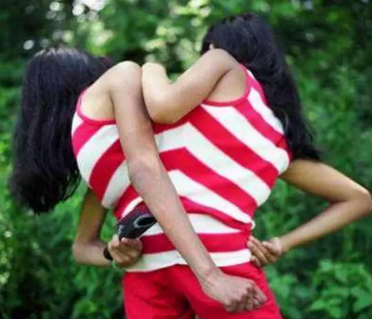 連體姐妹嫁給連體兄弟!婚後很幸福,網友直呼:這波不虧只有賺!