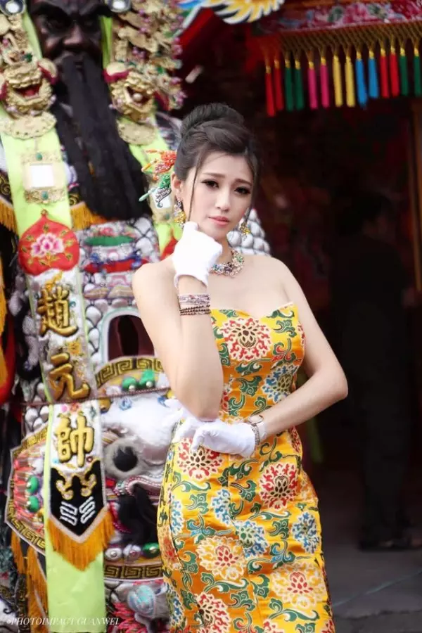 全台最美禮生!廟宇祭典驚見「仙女級神明侍女」 本尊被神出「逆天美腿」信徒秒暴動:下凡來的
