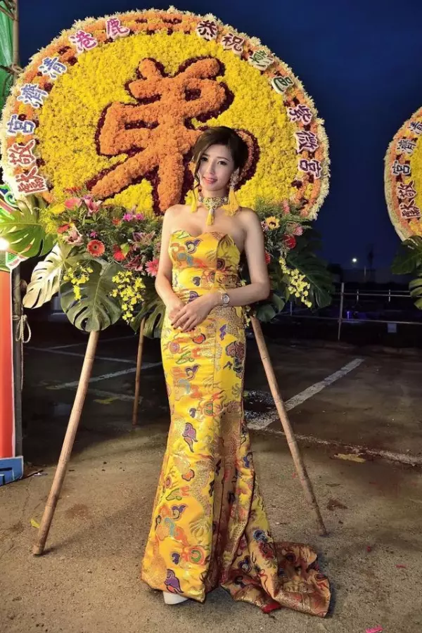全台最美禮生!廟宇祭典驚見「仙女級神明侍女」 本尊被神出「逆天美腿」信徒秒暴動:下凡來的