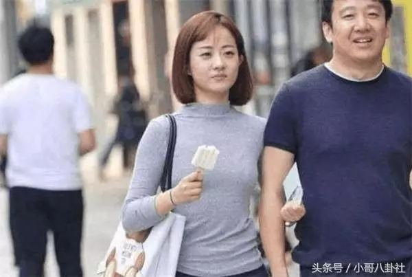 趙麗穎和爸爸逛街被拍,完全素顏差點認不出,網友:連再看一眼都沒興趣!