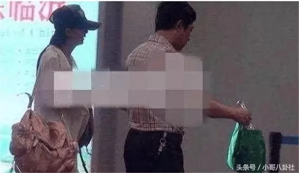 趙麗穎和爸爸逛街被拍,完全素顏差點認不出,網友:連再看一眼都沒興趣!