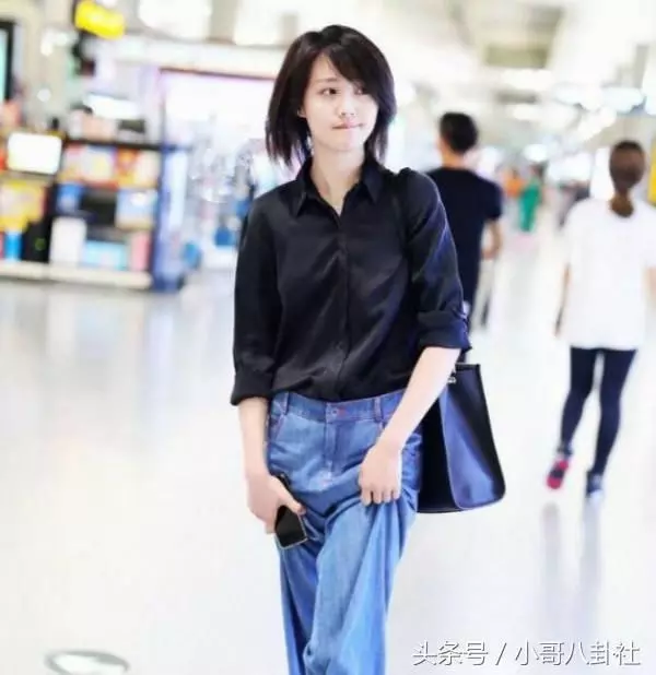 趙麗穎和爸爸逛街被拍,完全素顏差點認不出,網友:連再看一眼都沒興趣!
