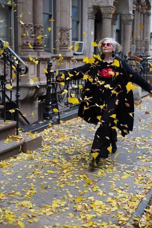 年齡不過只是數字!「一抹紅唇 + 一頭銀髮」自信大喊:我的皺紋不用修 65歲的她穿得比少女還時髦