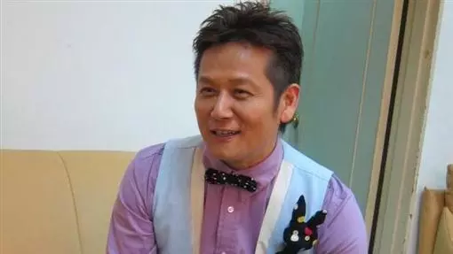 不忘恩情!徐乃麟搭機「得知對方身分」主動讓坐商務艙 霸氣回:怎可能讓他們坐經濟艙