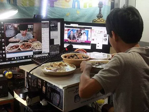 只是直播吃東西 男孩一晚 賺5400