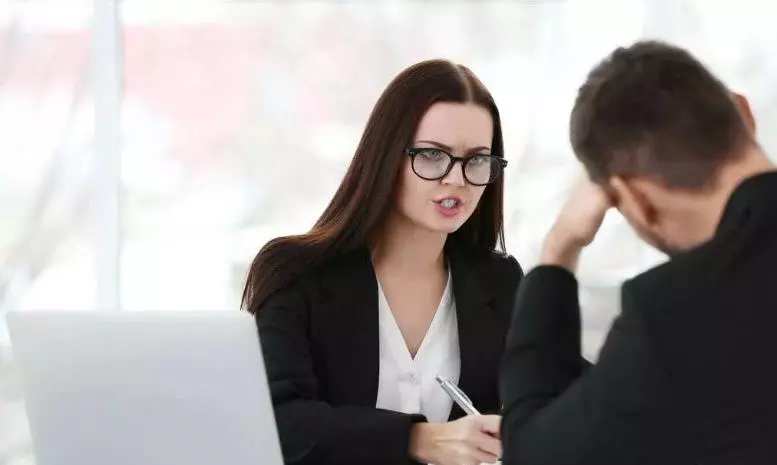 女面試官:什麼東西右手可以拿,左手卻不可以?男子一句話讓人拍案叫絕,直接被錄取