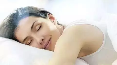 酒店房間為什麼要放4個枕頭?90%的人竟然都不知道!