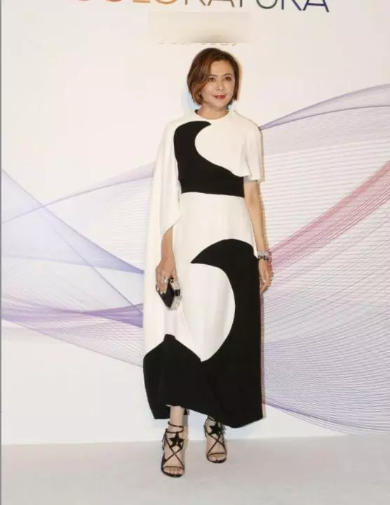 林青霞攜兩愛女出席活動,母女三人似姐妹花,艷壓秦嵐關之琳